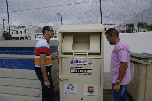 Tinajo instala contenedores para la recogida y reciclaje de ropa y calzado
