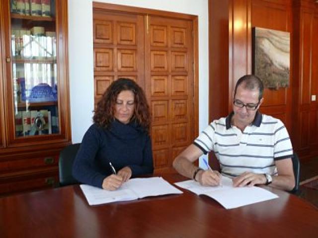 El 25 de noviembre de 2013, la alcaldesa de La Oliva (Fuerteventura), firma un convenio con Canarias Recycling para la recogida de ropa y calzado