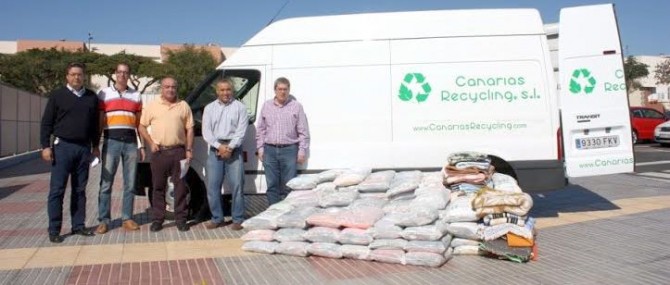 Canarias Recycling S.L. dona al Ayuntamiento de San Bartolomé en Gran Canaria 350 kilos de mantas y ropa.