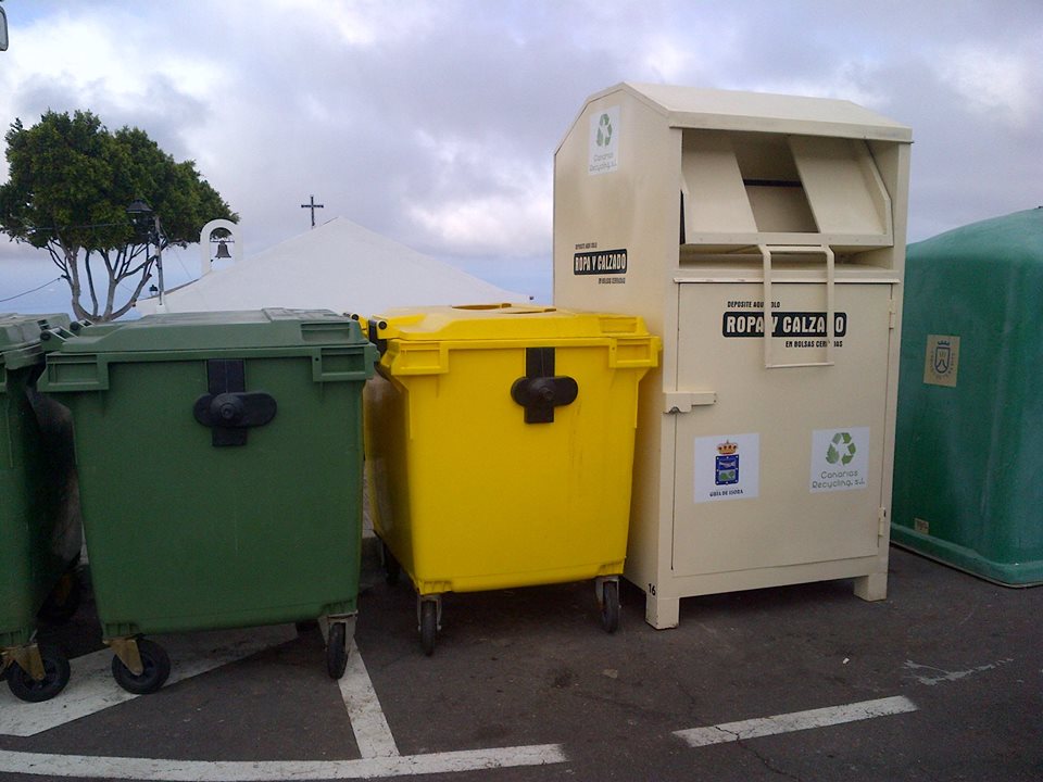Canarias Recycling S. L. amplia su servicio colocando 11 nuevos contenedores de ropa y calzado en Guía de Isora